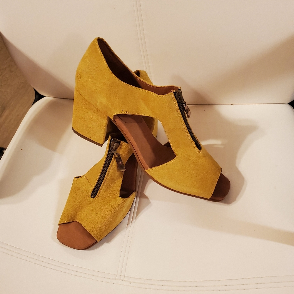 Sixtyseven Leather Peep-Toes - 9 (Run Big)